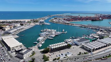 Valencia İspanya 'da Valencia Skyline. Turkuaz Okyanus Dalgaları Tropik Sahile Yavaşça Çarpıyor. Şehir Gökyüzü Arkaplanı Kentsel. Açık Arkaplan Panoramik Şehir. Valencia İspanya.