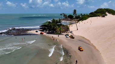 Rio Grande do Norte Brezilya 'daki Genipabu Plajı. Turkuaz Okyanus Dalgaları Tropik Sahile Yavaşça Çarpıyor. Sahil Gökyüzü Sahil Kıyısı Yaz Zamanı. Sahil Sahil Sahili Panoramik.