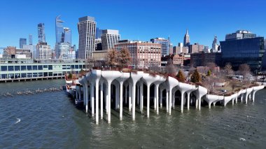 Manhattan, New York 'taki 57. iskele. Yüksek katlı binaların ve şehir yaşamını gösteren trafik gösterilerinin havadan görüntüsü. Altyapı Skyline Gökdelenleri çarpıcı. Altyapı Mimarlık Şirketi.