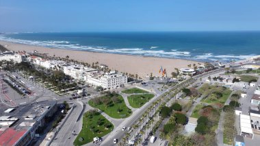 Valencia Valence Community İspanya 'daki Las Arenas Plajı. Turkuaz Okyanus Dalgaları Tropik Sahile Yavaşça Çarpıyor. Sahil Bulutları Yaz mevsimi. Sahil Panorama. Valencia Valence Topluluğu.