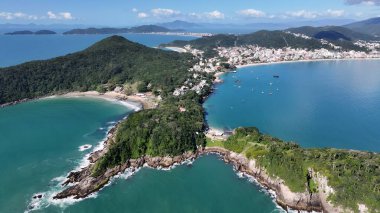 Bombinhas Santa Catarina Brezilya 'daki Bombinhas Plajı. Yaz tatilinde harika bir sahil manzarası olan kuş bakışı. Cennet Skyline Idyllic göz kamaştırıcı. Cennet Rıhtımı Kıyısı.