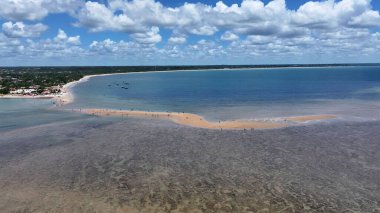 Santa Cruz Cabralia Bahia Brezilya 'da Musa' nın Yolu. Büyüleyici Tropikal Sahne Sahnesi Yukarıdan Görünüyor. Shore Clouds Plaj Denizi. Shore Panning Wide 'da. Santa Cruz Cabralia Bahia.