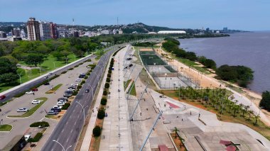 Porto Alegre 'deki Guaiba Sınırı Rio Grande Do Sul Brezilya. Yukarıdan canlı bir şehrin telaş ve koşuşturmasını yakalamak. İş Bulutları Gökyüzü Şehir Merkezi. Arkaplan Panoramik Şehir.