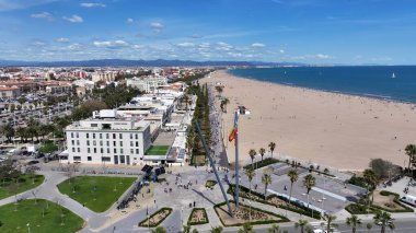 Valencia İspanya 'da Valencia Skyline. Yaz tatilinde harika bir sahil manzarası olan kuş bakışı. Şehir Gökyüzü Arkaplanı Kentsel. Şehir merkezinin yukarısında. Valencia İspanya.