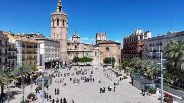 Valencia Valence Community İspanya 'daki La Reina Meydanı. Yoğun caddeler ve binalarla çevrili bir şehir parkının havadan görünüşü. İş Bulutları Gökyüzü Şehir Merkezi. Arkaplan Ünlü.