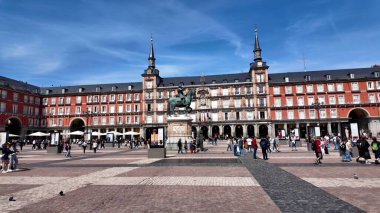 İspanya, Madrid Belediye Başkanı Meydanı. Yoğun caddeler ve binalarla çevrili bir şehir parkının havadan görünüşü. Metropol Manzarası Panoramik Şehir Manzarası Güzel. Şehir Panoramik Şehir Manzarası. Madrid İspanya.