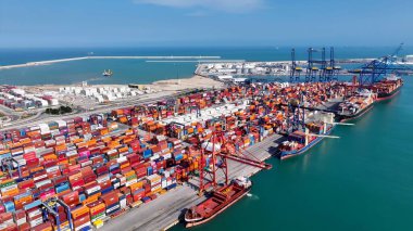 Valencia Limanı Valence Valence Community İspanya. Kargo gemisi arka planda City Skyline olan limana giriyor. Şehir Bulutları Gökyüzü Arkaplanı Şehir. Şehir dışındaki ünlü. Valencia Valence Topluluğu.