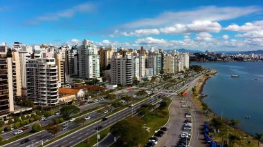 Florianopolis Santa Catarina Brezilya şehir merkezi. Yukarıdan canlı bir şehrin telaş ve koşuşturmasını yakalamak. Issız Manzara Cenneti Vibrant. Terkedilmiş Yaz Zamanı.
