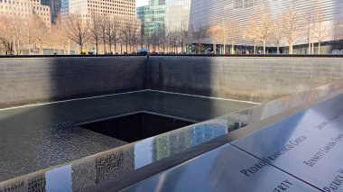 New York 'ta 11 Eylül Anıtı. Yemyeşil parkın ve etrafındaki binaların havadan görünüşü. Şehir merkezindeki İş Gökyüzü Arkaplanı. Şehir Merkezi Panoramik Şirketi.