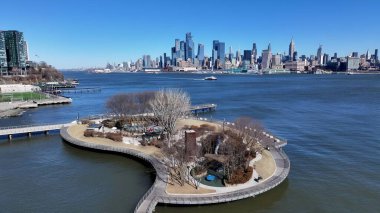 Jersey 'deki Hudson Nehri Yolu New Jersey Birleşik Devletleri. Çağdaş binalarla dolu şehir merkezinin havadan görünüşü. Şehir merkezindeki İş Gökyüzü Arkaplanı.