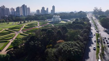 Curitiba Parana Brezilya 'da Curitiba Skyline. Yemyeşil parkın ve etrafındaki binaların havadan görünüşü. Şehir merkezindeki iş dünyası. Şehir merkezinin dışında Panning Wide 'da. Curitiba Parana.