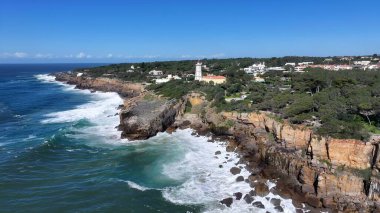 Cascais Lizbon Bölgesi, Portekiz 'deki Guia Deniz Feneri. Mavi gökyüzüne karşı ayakta duran deniz fenerinin kuş bakışı görüntüsü. Horizon Sahili Denizi kıyısında. Açık Sahil Panoramik. Cascais Lizbon Bölgesi.