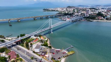 Florianopolis 'teki ünlü köprü Santa Catarina Brezilya. Ünlü Köprü 'de şehir merkezine doğru giden arabalar. Şehir Bulutları Gökyüzü Arkaplanı Şehir. Şehir dışındaki ünlü. Florianopolis Santa Catarina.