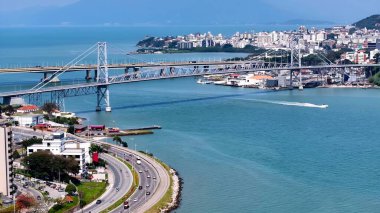 Florianopolis Santa Catarina Brezilya 'da Zaman Hızı Trafiği. Zaman Hızı Drone 'unun nefes kesici görüntüsü. İş Bulutları Gökyüzü Şehir Merkezi. Arkaplan Ünlü.