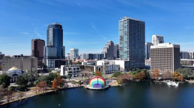 Orlando Florida 'daki Eola Parkı. Yüksek katlı binaların ve şehir yaşamını gösteren trafik gösterilerinin havadan görüntüsü. Şehir merkezindeki iş dünyası. İş geçmişleri ünlüdür. Orlando Florida.