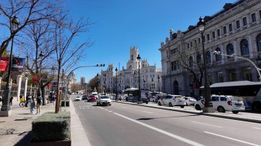 Madrid 'deki Madrid Skyline. Şehir Caddelerini birbirine bağlayan çevre yolunun şehir hayatı manzarası. Metropol Manzarası Panoramik Şehir Manzarası Güzel. Şehir Panoramik Şehir Manzarası. Madrid İspanya.