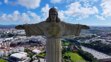 Lizbon 'daki Kral İsa. İsa 'nın kudretli manzarası Kurtarıcı Yukardan Baktı. Şehir merkezinde Gökyüzü Bulutları. Şehir merkezinin dışında. Ünlü. Lizbon Portekiz.