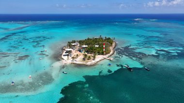 San Andres Karayip Adası Kolombiya 'daki Acuario San Andres. Birds 'ün Karayip Sahili Manzarası. Sahil Bulutları Yaz mevsimi. Sahil Kapısı Kapsama Alanı Geniş.