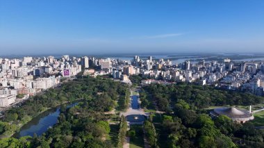Porto Alegre Skyline In Porto Alegre Rio Grande Do Sul Brazil. Şehir merkezinin modern binalarla dolup taşması. Şehir Gökyüzü Bulutları Şehir Arkaplanı. Şehir merkezinde Geniş Arkaplan.