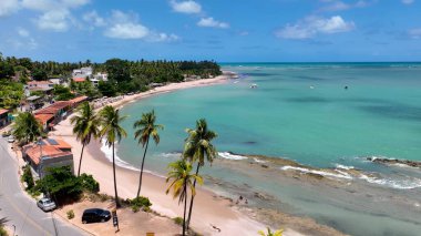 Japonya 'daki Boqueirao Plajı Alagoas Brezilya. Kristal berrak sularla sersemletici sahilin havadan görünüşü. Sahil Bulutları Yaz mevsimi. Coast Outdoor Panning Wide 'da. Japaratinga Alagoas.