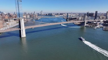 Manhattan 'daki Brooklyn Köprüsü New York Birleşik Devletleri. Otobanda yoğun trafiğin nefes kesici hava manzarası var. Şehir Gökyüzü Bulutları Şehir Arkaplanı. Şehir merkezinde Geniş Arkaplan.