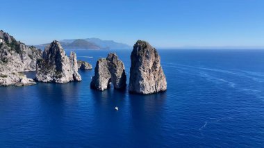 Napoli, Campania İtalya 'dan Faraglioni. Büyüleyici Tropikal Sahne Sahnesi Yukarıdan Görünüyor. Sahil Gökyüzü Sahil Kıyısı Yaz Zamanı. Seaside Beach Panoramik. Napoli Campania.