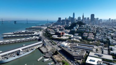 San Francisco, Kaliforniya 'da panoramik manzara. Şehir merkezinin modern binalarla dolup taşması. İş Bulutları Gökyüzü Şehir Merkezi. Arkaplan Panoramik Şehir.