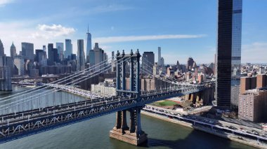 Manhattan 'daki Manhattan Köprüsü New York Birleşik Devletleri. Köprü, şehrin karşısındaki trafik akışının görüntüsünü veriyor. Şehir Gökyüzü Bulutları Şehir Arkaplanı. Şehir merkezinde Geniş Arkaplan.