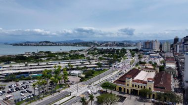 Florianopolis 'teki Florianopolis Skyline, Santa Catarina Brezilya. Çağdaş binalarla dolu şehir merkezinin havadan görünüşü. Şehir Bulutları Gökyüzü Arkaplanı Şehir. Şehir dışındaki ünlü..