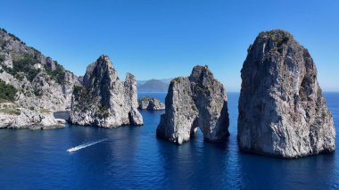 Napoli Campania İtalya 'da Capri Skyline. Büyüleyici Tropikal Sahne Sahnesi Yukarıdan Görünüyor. Shore Clouds Plaj Denizi. Shore Panning Wide 'da. Napoli Campania.