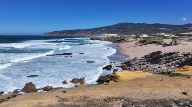 Cascais Skyline, Lizbon Bölgesi, Portekiz. Yaz tatilinde harika bir sahil manzarası olan kuş bakışı. Kıyı Bulutları Gökyüzü Sahil Denizi. Deniz kenarındaki panoramik. Cascais Lizbon Bölgesi.