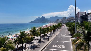 Rio de Janeiro Brezilya 'daki Ipanema Plajı. Bereketli bir tropikal sahil manzarasının nefes kesici görüntüsü. Ada Hayatı Manzarası Huzurlu Güzel. Huzurlu. Rio de Janeiro Brezilya.