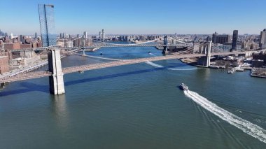 Manhattan 'daki Brooklyn Köprüsü New York Birleşik Devletleri. Yukarıdan bakıldığında şehrin yükseltilmiş yol köprüsü sembolü. Metropol Manzarası Panoramik Şehir Manzarası Güzel. Kentsel Panoramik Şehir Görünümü.