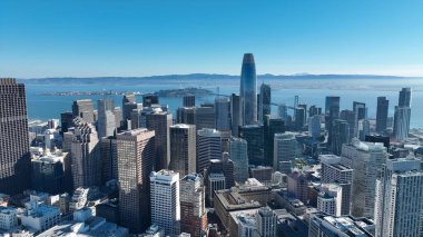 San Francisco 'daki Finans Bölgesi, Kaliforniya Birleşik Devletleri. Şehir merkezinin modern binalarla dolup taşması. İş Bulutları Gökyüzü Şehir Merkezi. Geniş İş Döndürme.