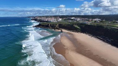 Sintra Lizbon Bölgesi Portekiz 'deki büyük sahil. Bereketli bir tropikal sahil manzarasının nefes kesici görüntüsü. Horizon Sahili Denizi kıyısında. Shore Seaside Panning Wide 'da. Sintra Lizbon Bölgesi.