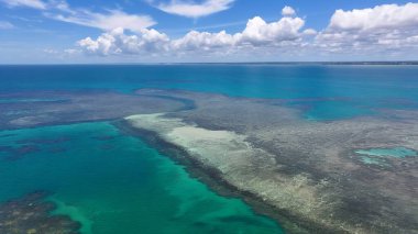 Porto Seguro Bahia Brezilya 'daki De Fora Deniz Parkı' nda. Turkuaz Okyanus Dalgaları Tropik Sahile Yavaşça Çarpıyor. Shore Sky Clouds Plaj Denizi. Uluslararası Plaj Panoraması. Porto Seguro Bahia.