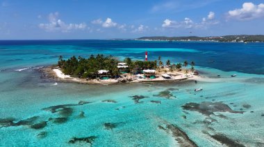 San Andres Skyline San Andres Providencia Y Santa Catalina Kolombiya 'da. Birds 'ün Karayip Sahili Manzarası. Horizon Sahili Denizi kıyısında. Sahil Kıyısı Paneli Geniş.
