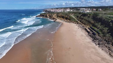 Lizbon 'un Sintra bölgesindeki Praia Grande Plajı. Büyüleyici Tropikal Sahne Sahnesi Yukarıdan Görünüyor. Shore Clouds Plaj Denizi. Shore Beach Sahili Sahil Hattı. Lizbon Sintra Bölgesi.