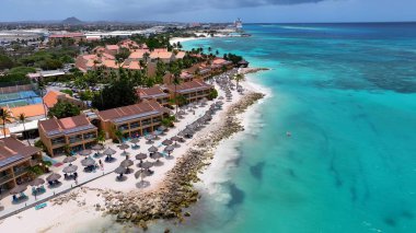 Aruba Skyline, Oranjestad Karayipleri, Hollanda Aruba. Kristal berrak sularla sersemletici sahilin havadan görünüşü. Terkedilmiş Peyzaj Eğlencesi Güzelliği. Terkedilmiş Rıhtım Kıyısı.