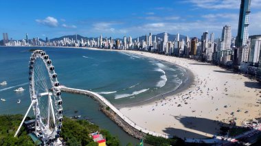 Balnear io Camboriu Skyline Balnear io Camboriu Santa Catarina Brezilya 'da. Şehrin ünlü dönme dolabının nefes kesen hava manzarası. Sahil Gökyüzü Sahil Kıyısı Yaz Zamanı. Deniz kenarında Panoramik.