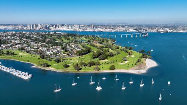 Amerika Birleşik Devletleri San Diego 'daki Glorietta Körfezi. Büyüleyici Tropikal Sahne Sahnesi Yukarıdan Görünüyor. Shore Clouds Plaj Denizi. Shore Beach Sahili Sahil Hattı. San Diego California.