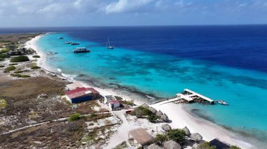 Willemstad, Hollanda Curacao 'daki küçük Curacao. Turkuaz Su Karayiplerdeki Tropikal Plajı Okşar. Shore Clouds Plaj Denizi. Shore Panning Wide 'da. Willemstad Hollanda.