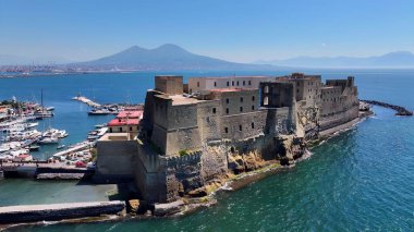 Napoli Campania İtalya 'daki Dell Ovo Kalesi. Yukardan bakıldığında hareketli bir şehirde ortaçağ binası. Horizon Sahili Denizi kıyısında. Deniz kenarı seyahati. Napoli Campania.
