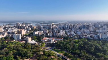 Porto Alegre Skyline In Porto Alegre Rio Grande Do Sul Brazil. Yüksek binaları ve trafiği olan hareketli bir şehrin havadan görünüşü. Şehir merkezindeki iş dünyası. Şehir merkezinin dışı Geniş Panning.