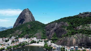 Rio de Janeiro Rio de Janeiro Brezilya 'daki Sugar Loaf Dağı. Turkuaz Okyanus Dalgaları Tropik Sahile Yavaşça Çarpıyor. Sahil Gökyüzü Sahil Kıyısı Yaz Zamanı. Sahil Sahili Panoramik.