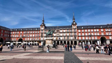 İspanya, Madrid Belediye Başkanı Meydanı. Yemyeşil parkın ve etrafındaki binaların havadan görünüşü. Şehir merkezindeki iş dünyası. Şehir merkezinin dışında Panning Wide 'da. Madrid İspanya.