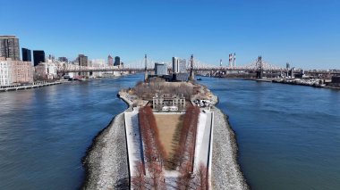 New York, Manhattan 'daki Roosevelt Eyalet Parkı. Yeşillik ağaçlarıyla çevrili yeşil alanın havadan görünüşü. Şehir Gökyüzü Arkaplanı Kentsel. Şehir merkezinin yukarısında. Manhattan New York.