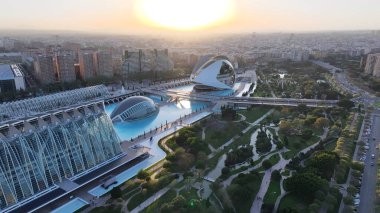 Valencia İspanya 'nın sanat ve bilim şehri. Şehir Skyline Modern ve Geleneksel Mimariyi Gösteriyor. İnşaat endüstrisi Skyline High Rise Building Awesome. Gün batımı. Valencia İspanya.