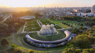 Curitiba Parana Brezilya 'da günbatımı Curitiba Skyline. Drone şehrin merkezindeki güzellik merkezini ele geçiriyor. Şehir Bulutları Yapısı Gökyüzü Aydınlanma Şehri. Kasaba Açık Hava. Curitiba Parana.