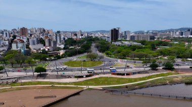 Porto Alegre Skyline In Porto Alegre Rio Grande Do Sul Brazil. Yukarıdan manzaralı tropikal bir nehir manzarası olan ağaçlar. Endüstriyel Peyzaj Ticari Binası Güzel.